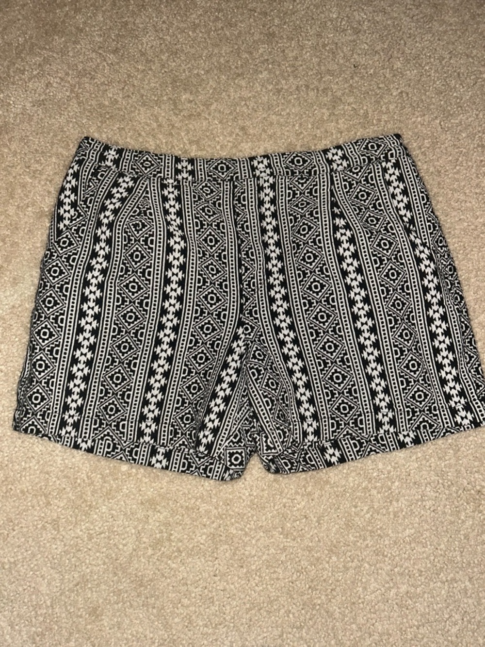 Wai Black & White Patterned Women’s Shorts